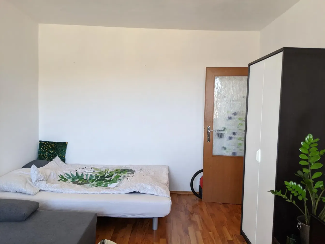 Yatak odası; ahşap zemin, doğal ışık