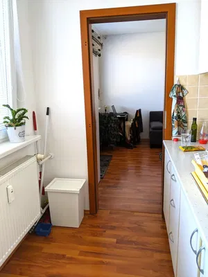 Mutfak; doğal ışık, ahşap zemin