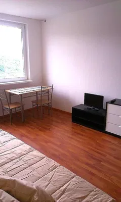 Yatak odası; ahşap zemin, doğal ışık