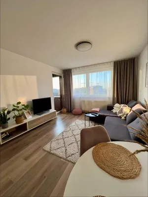 Oturma odası; manzara, doğal ışık, modern stil, ahşap zemin