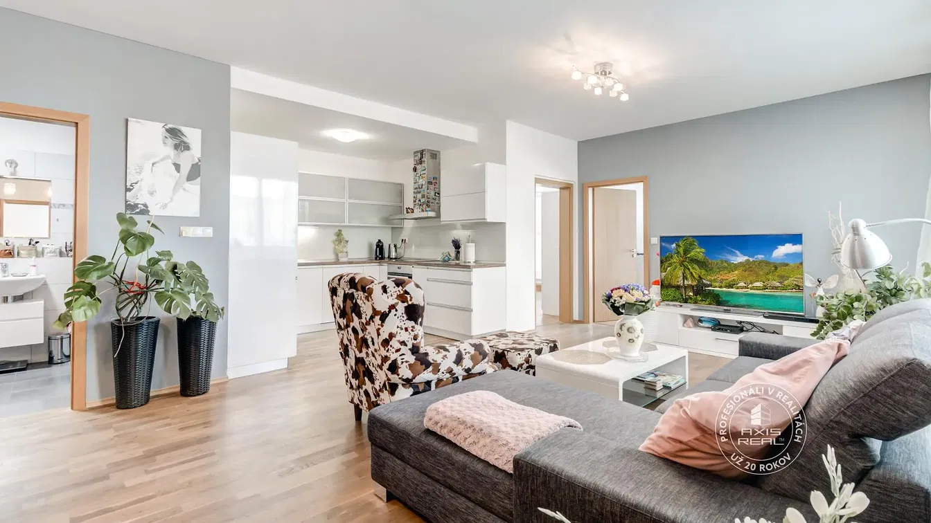 Oturma odası; doğal ışık, modern stil, ahşap zemin