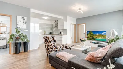 Oturma odası; doğal ışık, modern stil, ahşap zemin