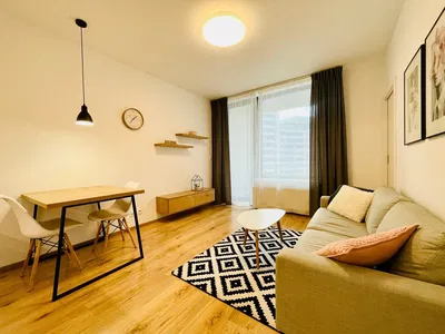 Oturma odası; doğal ışık, modern stil, ahşap zemin