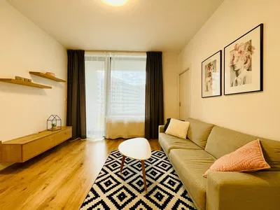 Oturma odası; doğal ışık, modern stil, ahşap zemin