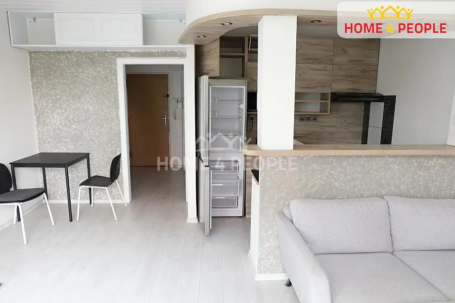 Obývací pokoj; výhled, přirozené světlo, moderní styl