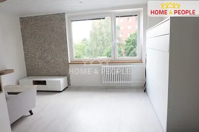 Obývací pokoj; výhled, dřevěná podlaha, přirozené světlo, moderní styl