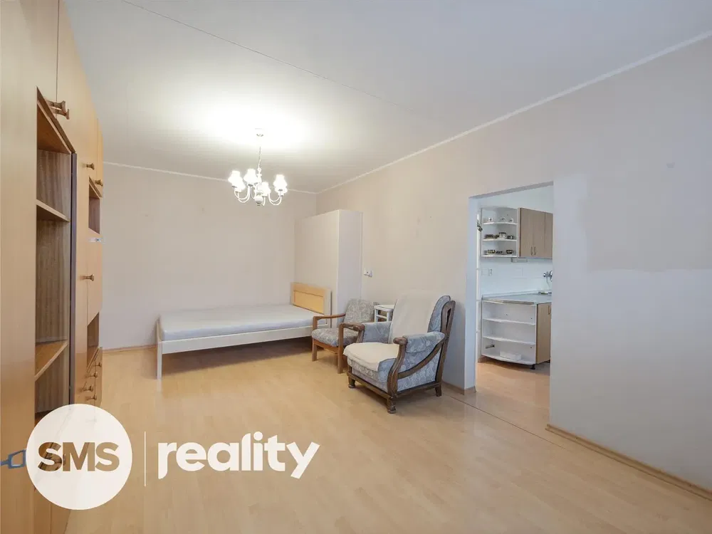 Спаваћа соба; дрвени под, природно светло