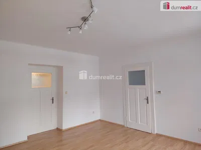 Спаваћа соба; дрвени под, природно светло, реновиран