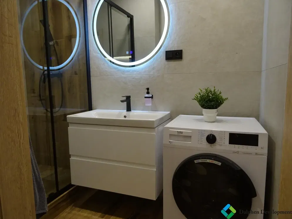 Salle de bain; rénové, lumière naturelle, style moderne