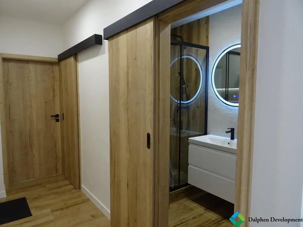 Salle de bain; rénové, lumière naturelle, style moderne, carrelage