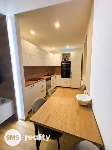 Kuchyňa; kuchynské spotrebiče, moderný štýl, drevená podlaha, prirodzené svetlo, po rekonštrukcii