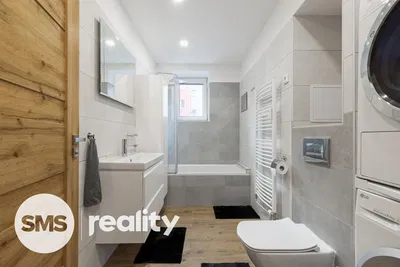 Salle de bain; carrelage, rénové, lumière naturelle, style moderne