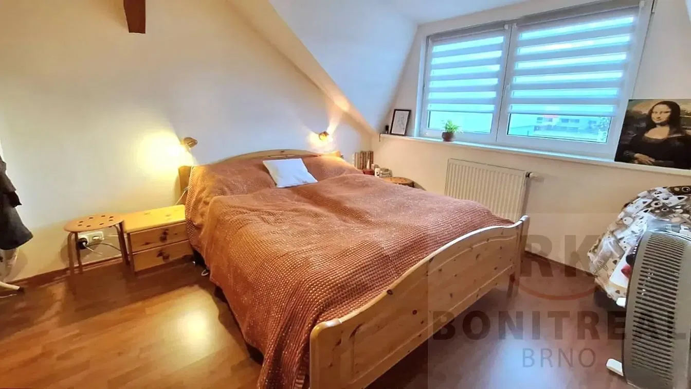 Schlafzimmer; holzboden, tageslicht