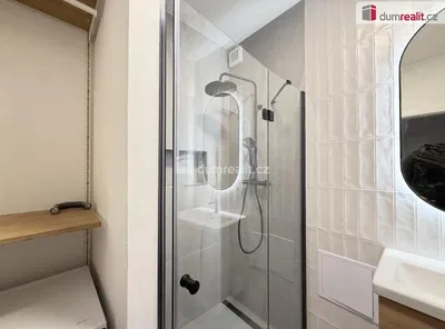 Baño; suelo de baldosas, renovado, luz natural, estilo moderno