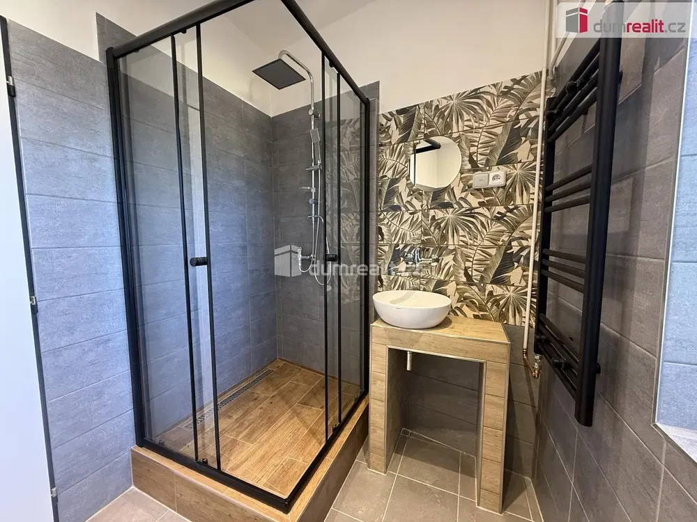 Baño; suelo de baldosas, renovado, luz natural, estilo moderno