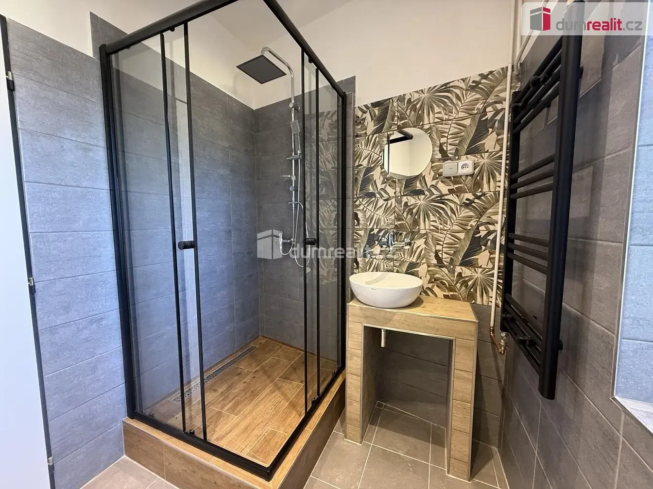 Baño; suelo de baldosas, renovado, luz natural, estilo moderno
