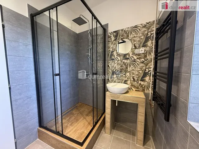 Łazienka; podłoga z płytek, wyremontowany, światło dzienne, styl nowoczesny