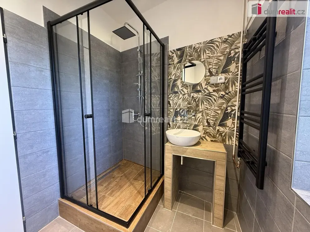 Baño; suelo de baldosas, renovado, luz natural, estilo moderno