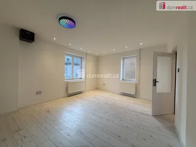 Dormitorio; suelo de madera, luz natural, renovado