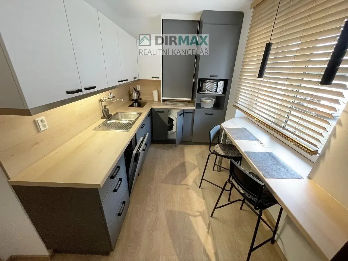 Kitchen; kitchen appliances, natural light, modern style