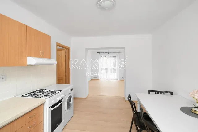 Cuisine; électroménager, carrelage, lumière naturelle