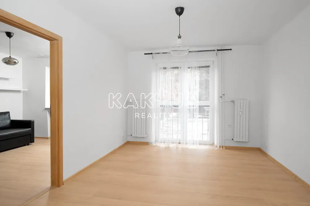 Salon; lumière naturelle, parquet, rénové