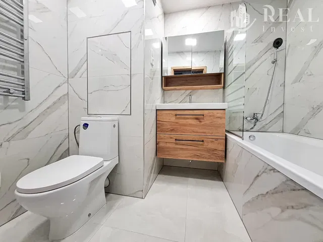 Łazienka; podłoga z płytek, wyremontowany, światło dzienne, styl nowoczesny