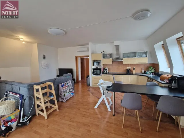 Σαλόνι; πλακάκια, φυσικό φως