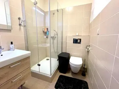 Bagno; pavimento in piastrelle, luce naturale, ristrutturato