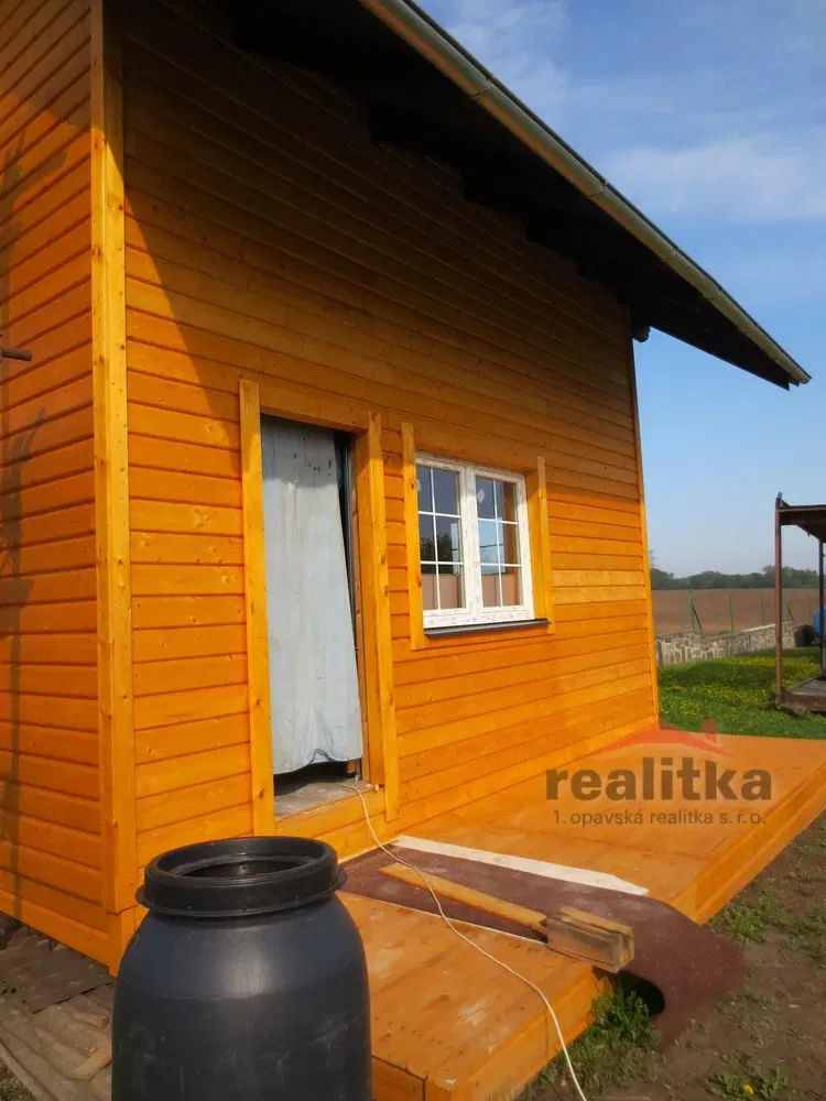 Dom a okolie; drevené trámy, drevená podlaha, výhľad