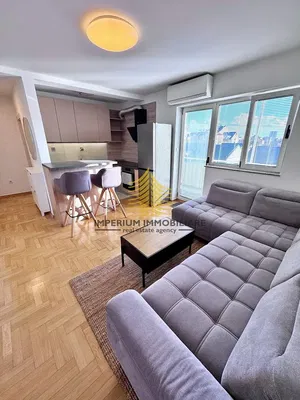 Obývací pokoj; výhled, dřevěná podlaha, přirozené světlo, moderní styl