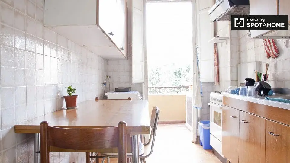 Cuisine; lumière naturelle, carrelage, parquet