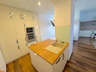 Keuken; keukenapparatuur, houten vloer, gerenoveerd, natuurlijk licht