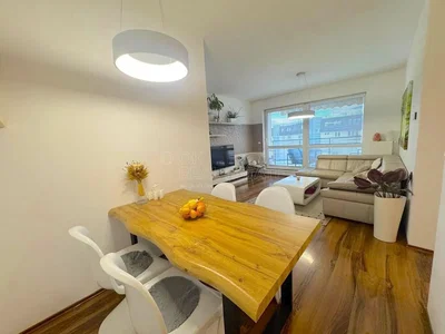 Woonkamer; houten vloer, natuurlijk licht, moderne stijl