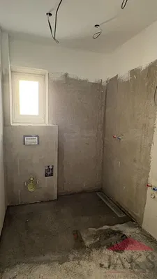 Badezimmer; renovierungsbedürftig, tageslicht
