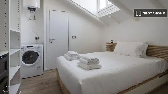 Dormitorio; suelo de madera, luz natural