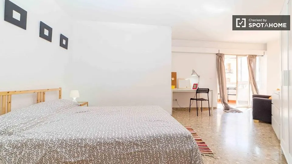 Schlafzimmer; tageslicht, moderner stil