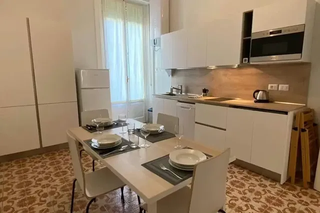 Кухиња; кухињски апарати, плочице, природно светло, модерни стил