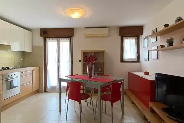 Wohnzimmer; küchengeräte, tageslicht, moderner stil, fliesenboden