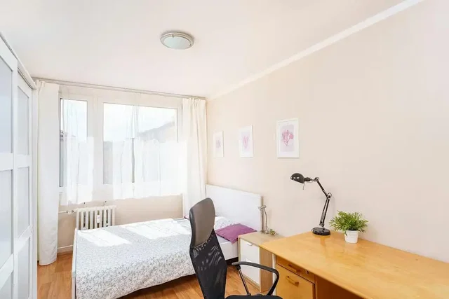 Quarto; luz natural, chão de madeira