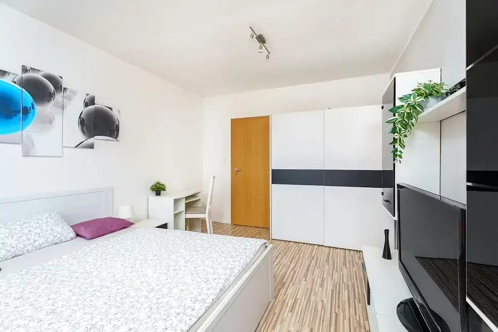 Spálňa; prirodzené svetlo, moderný štýl