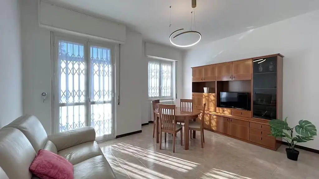 Salón; luz natural, suelo de baldosas
