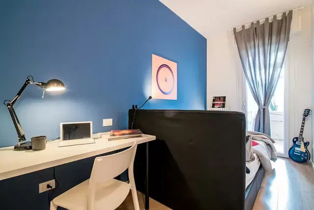 Spavaća soba; prirodna svjetlost, drveni pod