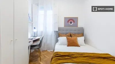 Camera da letto; luce naturale, pavimento in legno, stile moderno