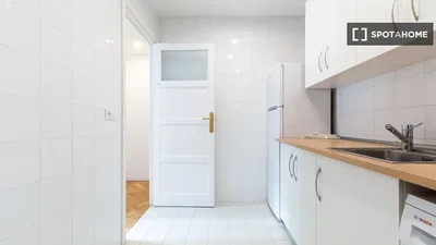 Cuisine; électroménager, carrelage, lumière naturelle
