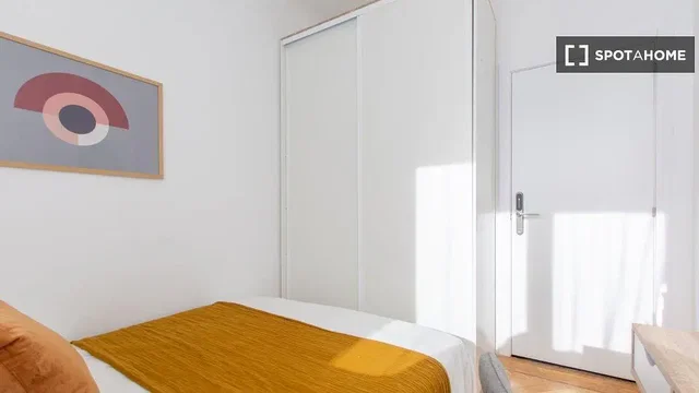 Ložnice; dřevěná podlaha, přirozené světlo, moderní styl