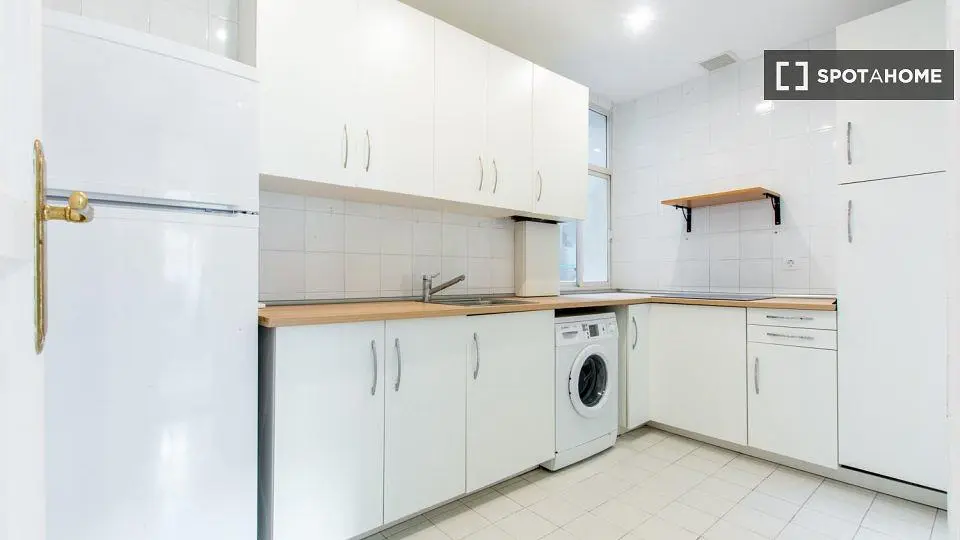 Cuisine; électroménager, carrelage, lumière naturelle