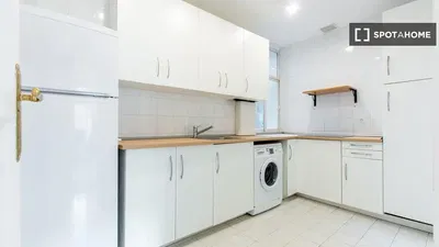 Cuisine; électroménager, carrelage, lumière naturelle