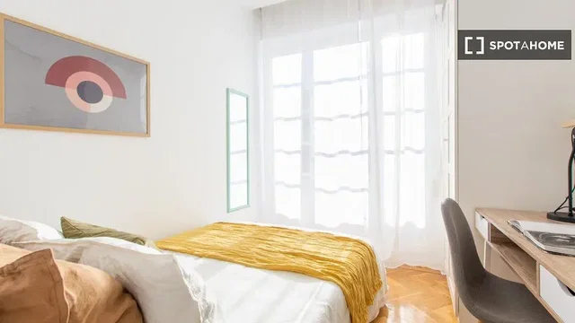 Ložnice; přirozené světlo, moderní styl
