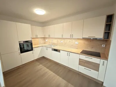 Кухня; кухненски уреди, ремонтиран, естествена светлина